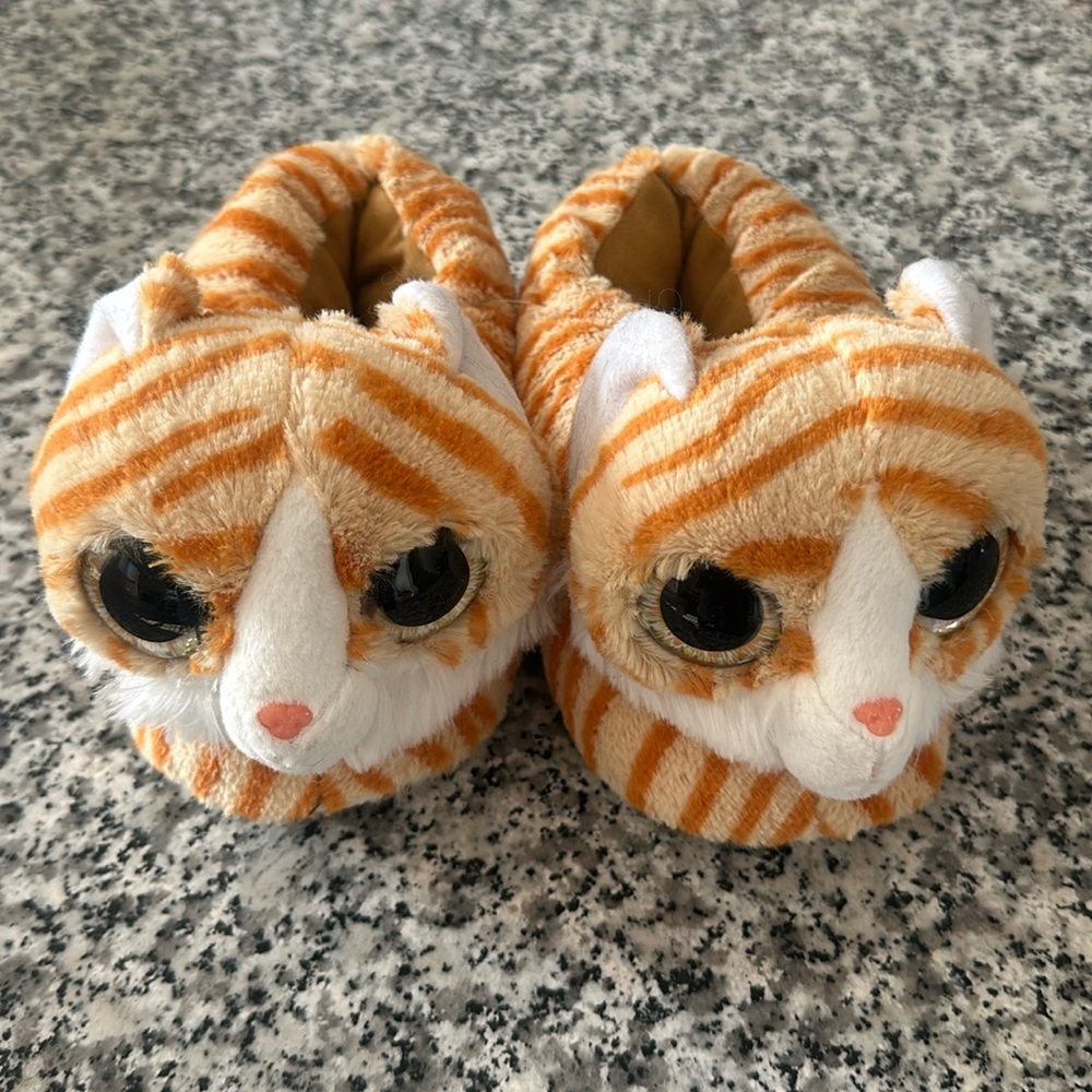 Cat house  slippers  size 8 medium